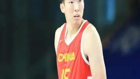 恒指小幅上涨 科指微跌：科网股现分化 黄金股独领风骚